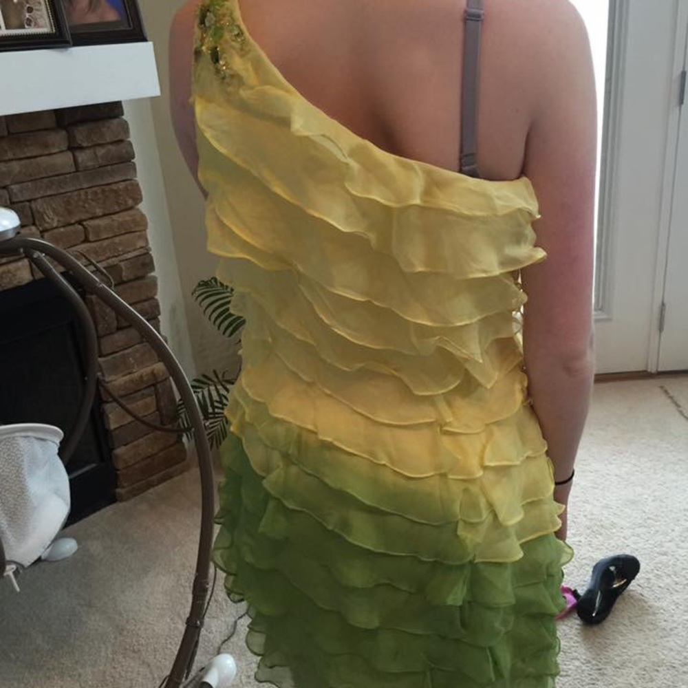 Dresses - Picture 2 of 2